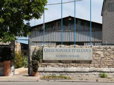 La Lega navale Bari vide la luce nel 1901 e ha due sedi dislocate nel porto, una vicina al Varco Pizzoli...